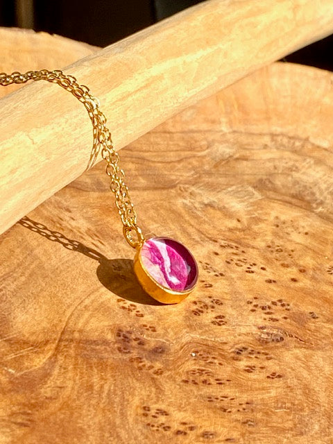 Gold plated (18k op brass) ketting met geboortebloem roos.