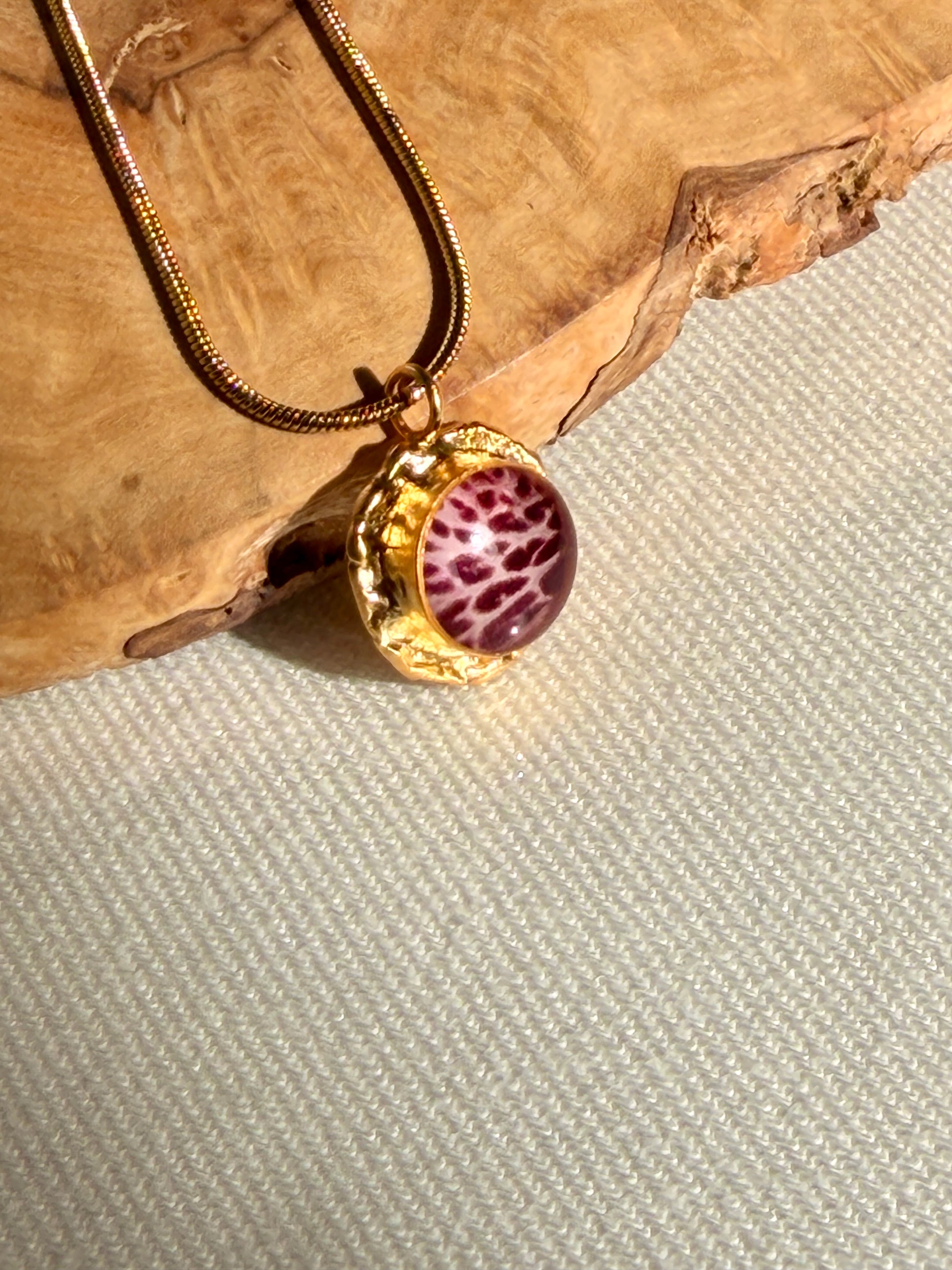 22k vergulde hanger met roze azalea bloem patroon minimalistisch botanisch sieraad