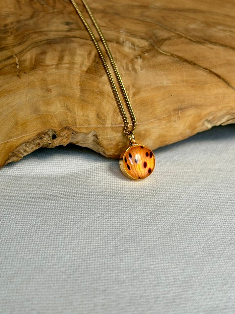 vergulde mini hanger met gevlekt tijgerleliebloemblad