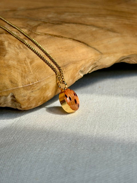Handgemaakte tijgerleliehanger aan een 18k vergulde ketting