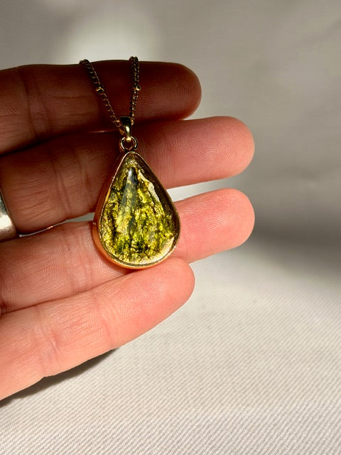 Botanisch sieraad met mossen in lagen resin met diepte van BeLeaf Art