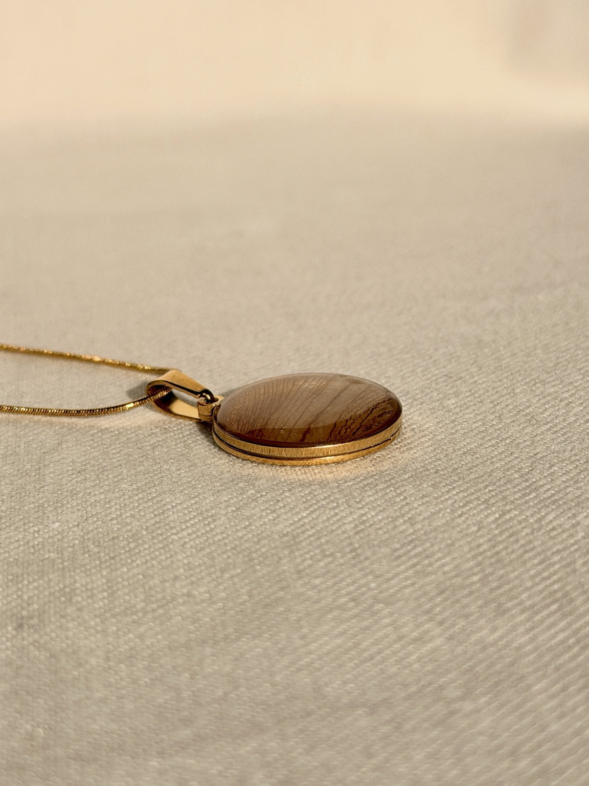 Goudkleurige hanger met natuurlijk lijnpatroon van tulpenblad