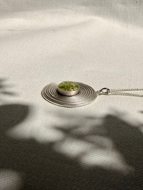 Unieke botanische hanger met schermbloem en modern spiraalontwerp BeLeaf Art