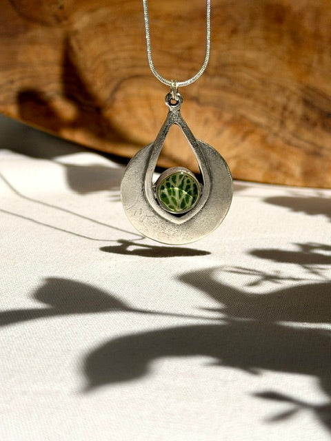 Statement ketting met echt groen blad en opvallend nervenpatroon
