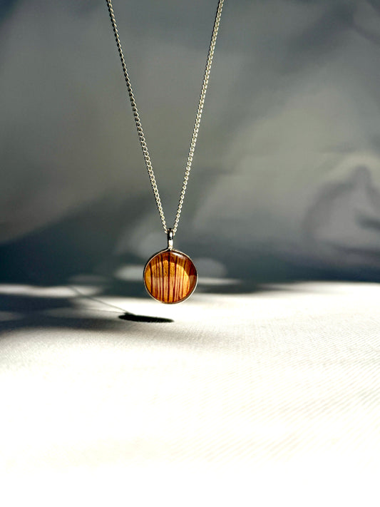 Zilveren ronde hanger met echt trompetbloem in gestreept patroon van BeLeaf Art