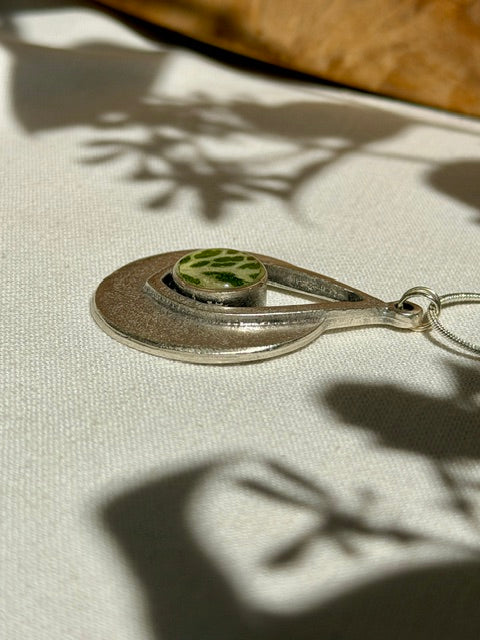 Handgemaakte zilveren hanger met mozaïekplant detail