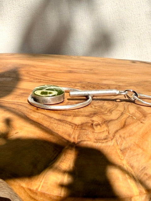 Unieke handgemaakte hanger met groen fittonia blad van BeLeaf Art