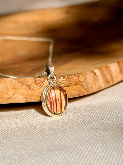 Ovale zilveren botanische hanger met echte trompetbloem detail in laagjes resin