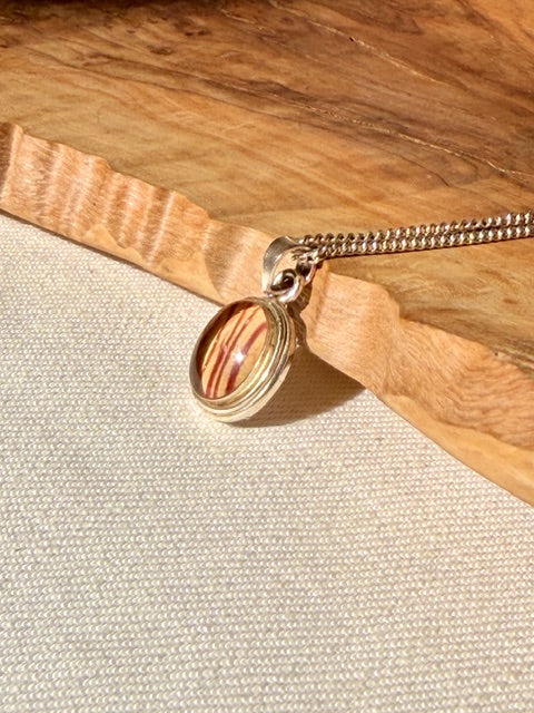 Ovale sterling zilveren botanische hanger met echte trompetbloem detail in resin