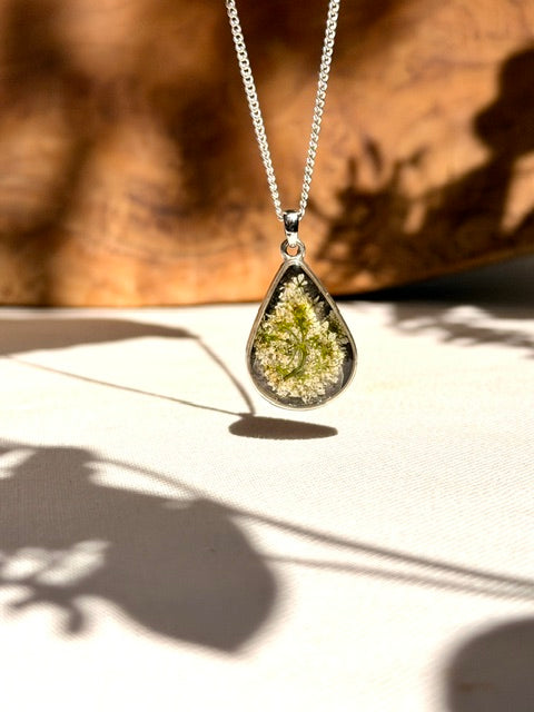 Druppelvormige hanger met gedroogde schermbloem in hars
