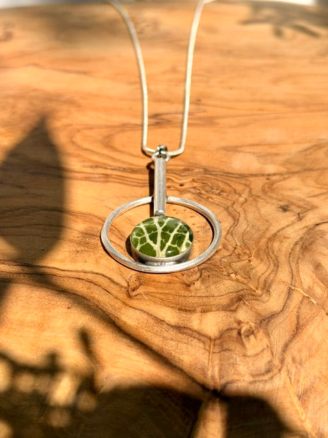 Moderne zilveren hanger met fittonia blad en fijne nerven