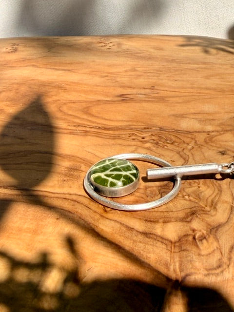 Botanische hanger met detail van een fittonia blad, groen blad met fijne nerven