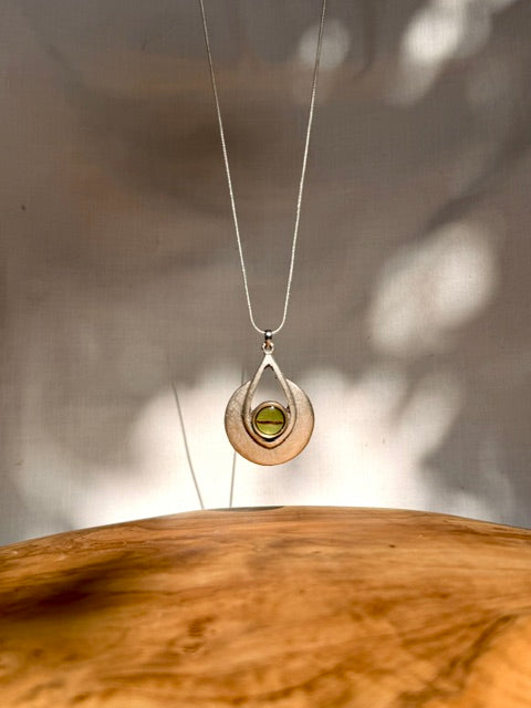 Zilverkleurige statement ketting met groen botanisch detail